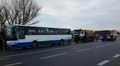 Šest zraněných při srážce aut u Zámrsku. Boural i autobus