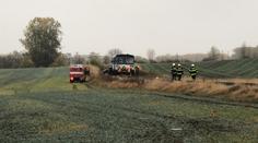 Tragédie u Kostelce nad Labem! Vlak smetl auto, jeden mrtvý