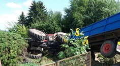 Tragická nehoda na Trutnovsku. Při srážce s traktorem zemřel řidič auta