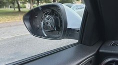 Dva cizinci měli ve Vrchlabí poškodit přes 50 aut. Kradli z nich zrcátka