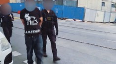 Střelba v Praze! Policie hledá ženu, která chtěla zraněnému muži pomoci