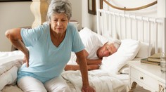 Janu více než rok trápí bolest zad. Nemocnice jí operaci už dvakrát odložila