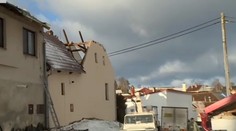 Orkán téměř srovnal vesničku se zemí. Na 50 domů přišlo o střechu