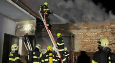 Plameny zničily na Břeclavsku dílnu s veterány, zahynuli psi a slepice