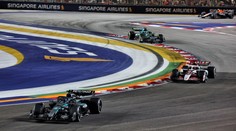 Russell suverénně triumfoval v Singapuru. Drama v McLarenu, přesto slaví titul