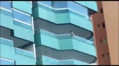 DĚSIVÉ VIDEO: Holčička bojovala o život na hraně balkónu, máma spala