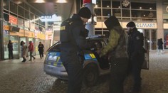 Pražskou čtvrť terorizují narkomani. Lidé mají strach, policie musela posílit hlídky