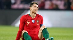 Ronaldo byl k smíchu! Vykopl drn, skácel se a chtěl penaltu. VIDEO