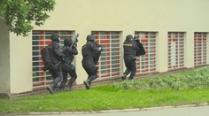 Policisté cvičili v Hradci zákrok proti ozbrojencům. Figuranty eliminovali po půlhodině