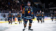 Kousanec ve švédské lize. Postižený hokejista po excesu soupeře i krvácel