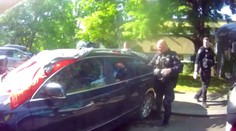 VIDEO: Ženě v Brně se zamklo auto na slunci. Zůstal v něm roční syn