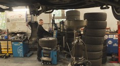 Servisům chybějí náhradní díly. Za opravy auta si navíc připlatíte