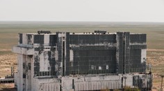 Objevil opuštěný hangár v poušti, neuvěříte, co v něm bylo!