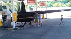 Čech přistál s helikoptérou u pumpy, natankoval a odletěl!