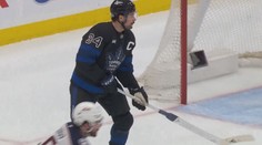 Matthews si vyměnil hokejku s brankářem. Sudí neměli slitování