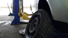 Řidiči už přezouvají na letní pneu. Není to brzy? Rady odborníka