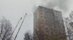 V Českém Těšíně hořel panelový dům. Oheň zachvátil nejvyšší patro