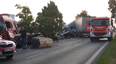 Po srážce dvou náklaďáků a osobáku zemřela 21letá dívka