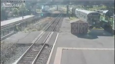 VIDEO: Splašený vagón projel městem, pak zdemoloval nádraží!