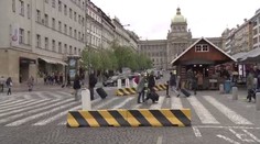 Strážníci v ulicích i betonové zábrany. Česko slaví Velikonoce