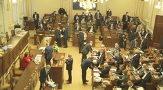 Nouzový stav potrvá do konce února. Okamžité zrušení poslanci neschválili