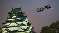 VIDEO: Burácející motorky létaly v adrenalinové show až k nebesům
