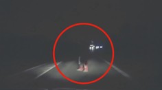 Muž vešel na silnici přímo před auto. Řidič už nedokázal zastavit