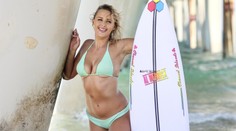 Trable sexy surfařky. Za močení do jezera čelí výhrůžkám smrtí