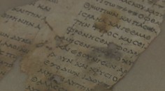 Izraelští archeologové našli desítky fragmentů svitků od Mrtvého moře