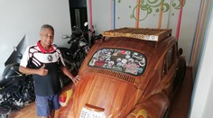 Roky vyráběl pro dceru dřevěné auto. Teď jí ho veze tisíce kilometrů