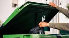 V tomhle chodíš ven? Ženě sousedé nadávají kvůli tomu, v čem vynáší odpad