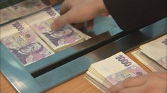 Podpásovka, volají odboráři. Vláda totiž zarazila plošný růst platů