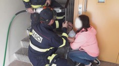 Dítěti uvízla hlava v zábradlí. Zachránit ho museli až hasiči