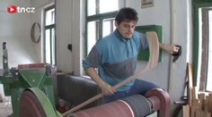Dřevěné hokejky pro hvězdy vznikají v domácí dílně
