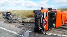 Kamion smetl silničáře, skončil ve svodidlech! Nehod přibývá