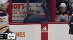 Skok do bezpečí! Kameraman se v NHL zapomněl na ledě