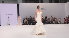Tradiční i extravagantní. Věhlasné značky ukázaly luxusní svatební róby
