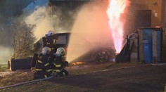 Auto přerazilo plynovou přípojku. Málem shořel i dům