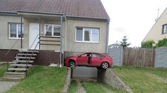 Opilec zaparkoval nad garáží. Jak se mu to podařilo?