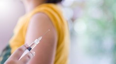 Argumenty odpíračů covid očkování jsou mimo, tvrdí lékaři. Objasnili fakta