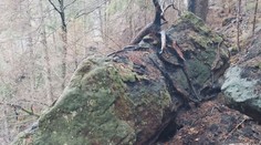 Nad silnicí v Hřensku visí obrovské balvany. Každou chvíli mohou spadnout
