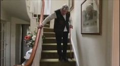 Babička (90) běhala po schodech do úmoru. Vydělala tak miliony!