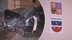 Opilý řidič narazil do budovy radnice! Auto i fasáda jsou na odpis
