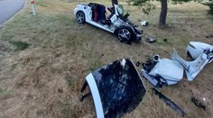 Tragická sobota na českých silnicích. Dva řidiči zemřeli po nárazu do stromu
