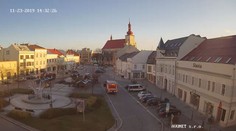 Drama v Holešově! Vichřice shodila vánoční strom. Zavalil stánky