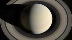 UNIKÁTNÍ FOTO: Cassini posílá záběry z těsné blízkosti Saturnu