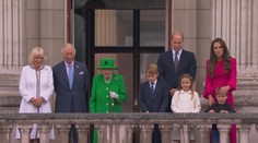 Alžběta II. se objevila na balkóně paláce. Pozdravila všechny přítomné