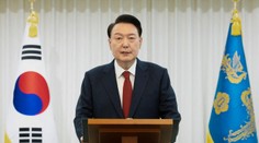 Jihokorejský prezident to vzdal. Vydal se sám do rukou policie, skončil v poutech