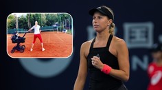 Hlaváčková už řádí na kurtu, při úderech stíhá houpat kočárek