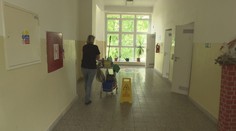 Ministerstvo shání peníze na platy školních pracovníků. Pomoci mají kraje